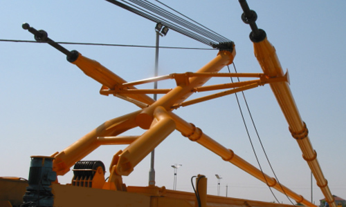 В нижней части подъёмного стержня используется большая структура слова « человек».  