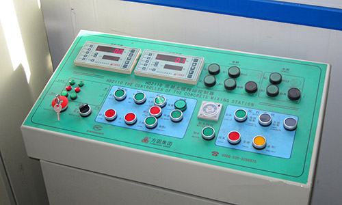 采用集中控制系统，一键配料，操作简单；