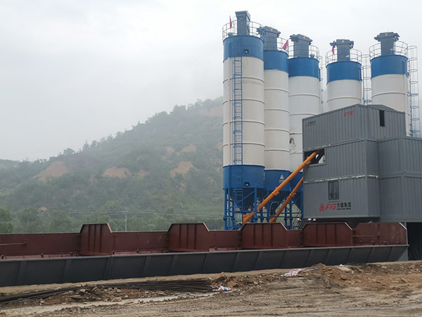 Construction of HZS120D concrete mixing plant on Xiji Expressway.