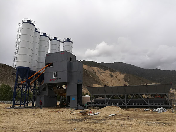 Construction of HZS90D concrete mixing plant on Lhasa plateau highway in Xizang