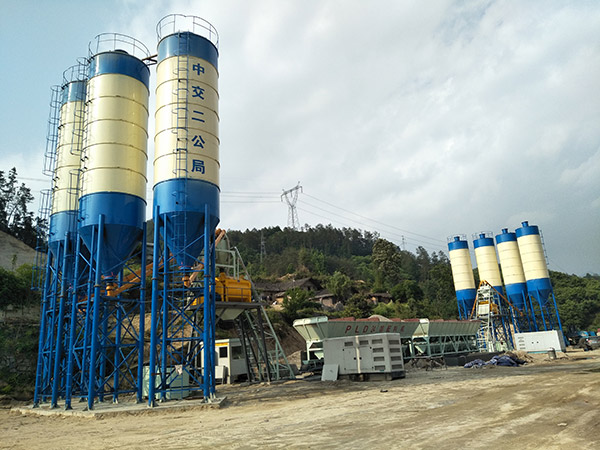 Construction of HZS75 concrete mixing plant on Yichang Fanba Expressway