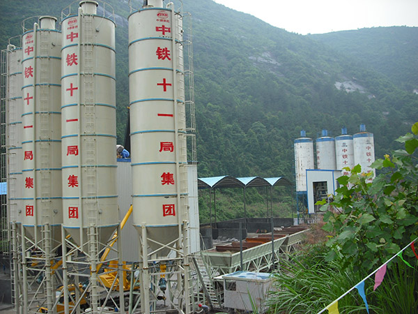 Construction of HZS75 concrete mixing plant on Beijing Fuzhou Railway