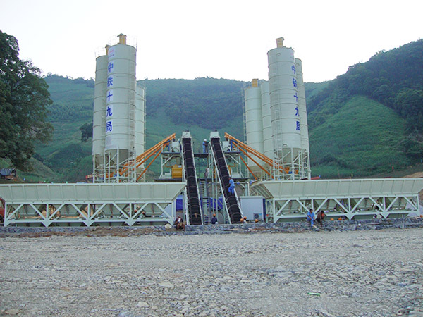 Construction of HZS60 concrete mixing plant on Yungui Railway
