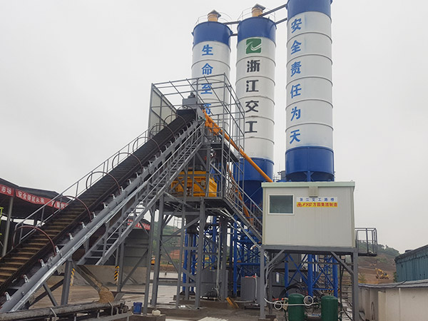 Construction of HZS60 concrete mixing plant on Changshen Expressway