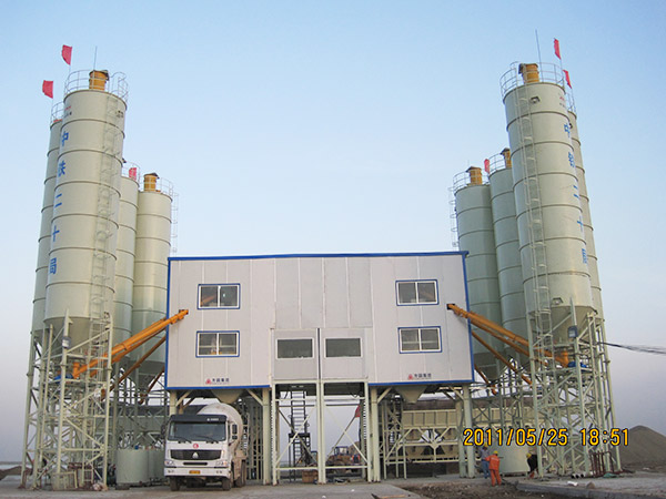 Construction of HZS60 concrete mixing plant on Harbin Dalian railway line