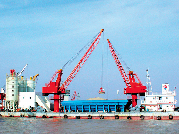 Construction of HZS90 shipborne concrete mixing plant for Sutong Bridge