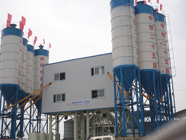 Construction of HZS90 concrete mixing plant on Yungui Railway