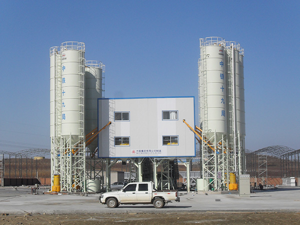 Construction of HZS90 concrete mixing plant on Harbin Dalian railway line