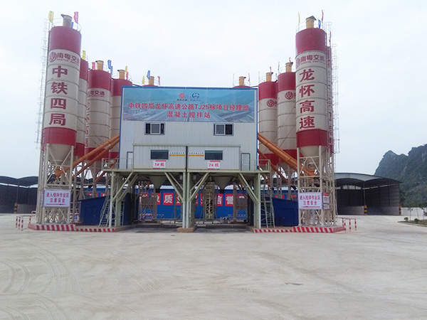 Construction of HZS180 concrete mixing plant on Longhua Expressway
