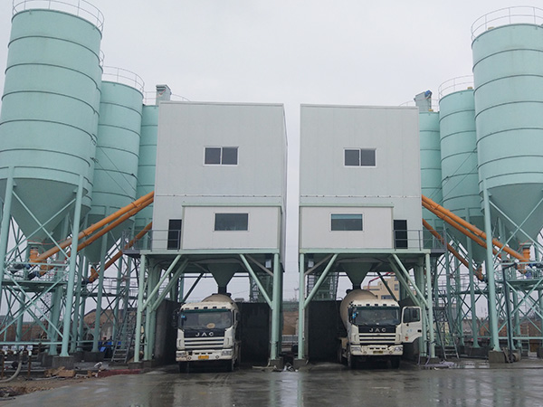 Construction of HZS240 concrete mixing plant on the Huhang Railway