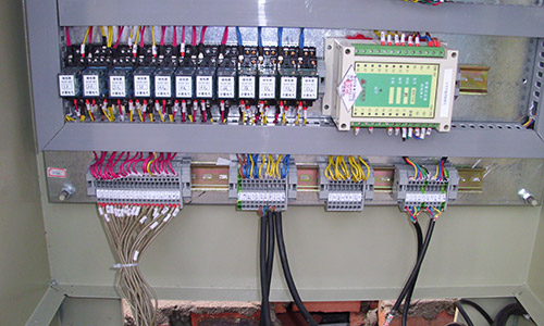 控制系统关键部件采用进口元器件,工作可靠性高；