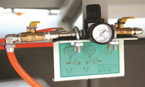 Water supply system: pneumatic water supply, easy to operate, high pressure. 