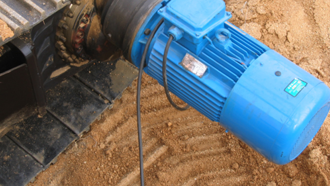 Using electric track walking device, environmentally friendly and energy-saving 