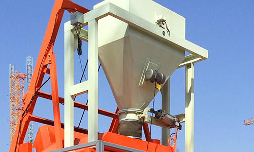 骨料、粉料均采用电子秤计量，计量精确；