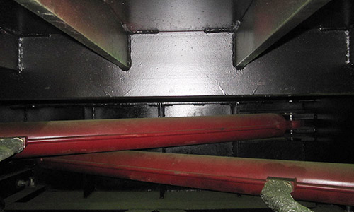 Two push head cylinders adopt a horizontal cross design, saving space and providing high thrust 